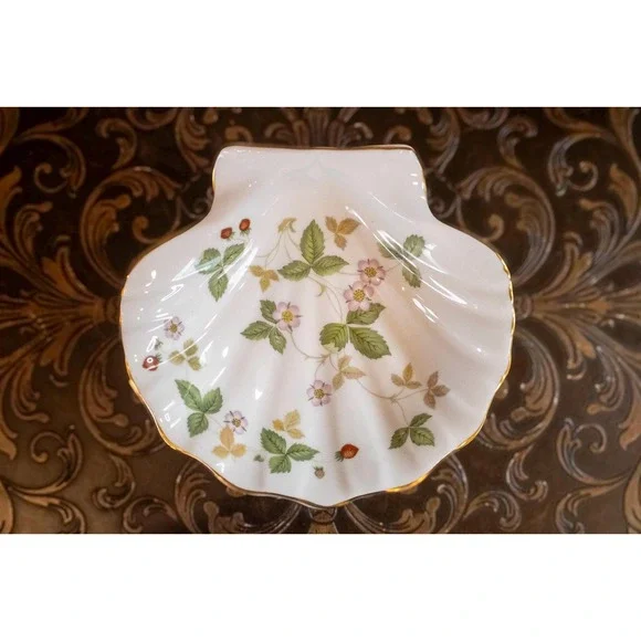 Wedgwood Wild Strawberry Shell Dish with Box | Vintage Bone China Trinket Dish - Picture 8 of 16